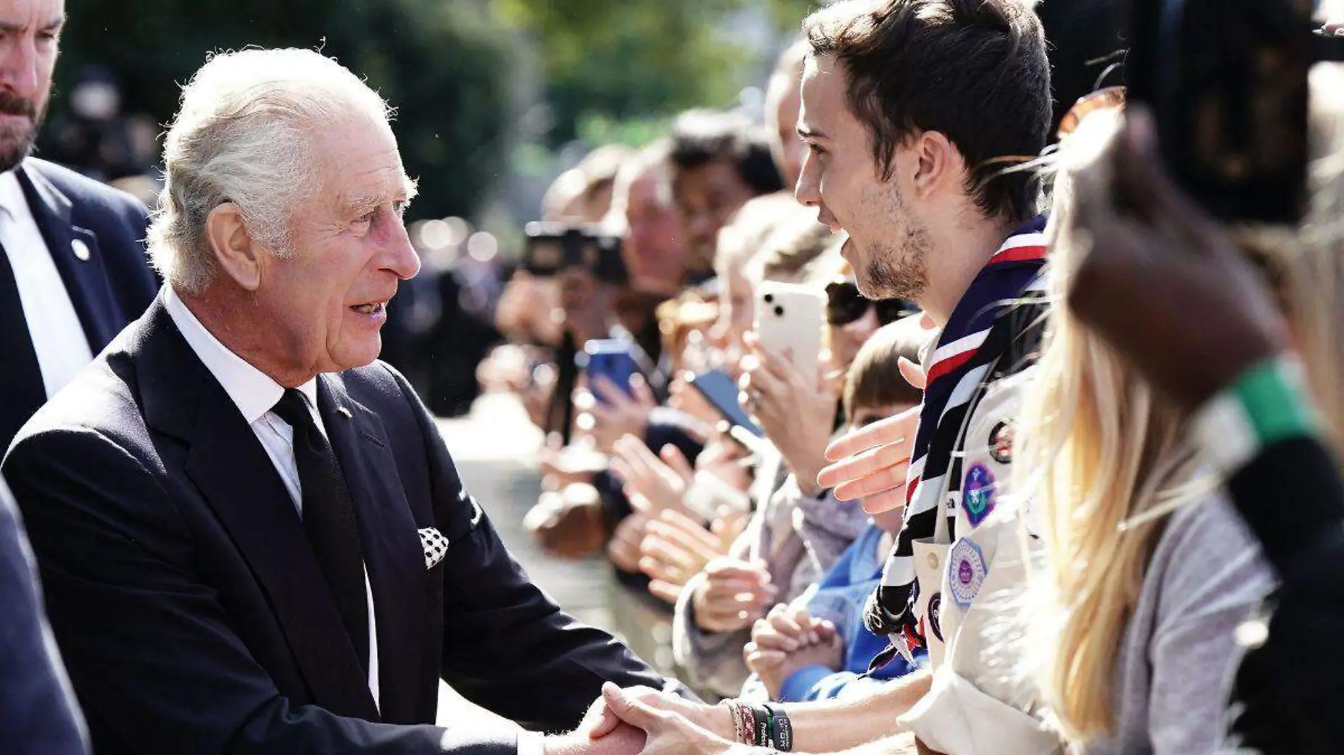 Rey Carlos III y el príncipe Guillermo agradecen multitudinario homenaje para Isabel II